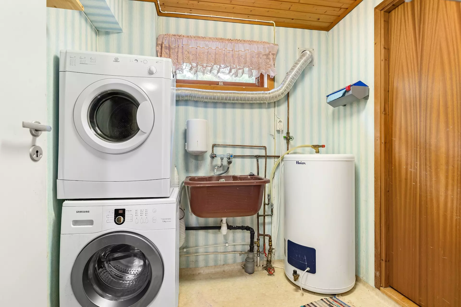 lisa anna 6u8GjATne1g unsplash.jpg